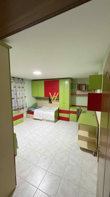 JEPET APARTAMENT 3+1+BLK ME QERA TE XHAMIA E TABAKVE 80.000 LEKE