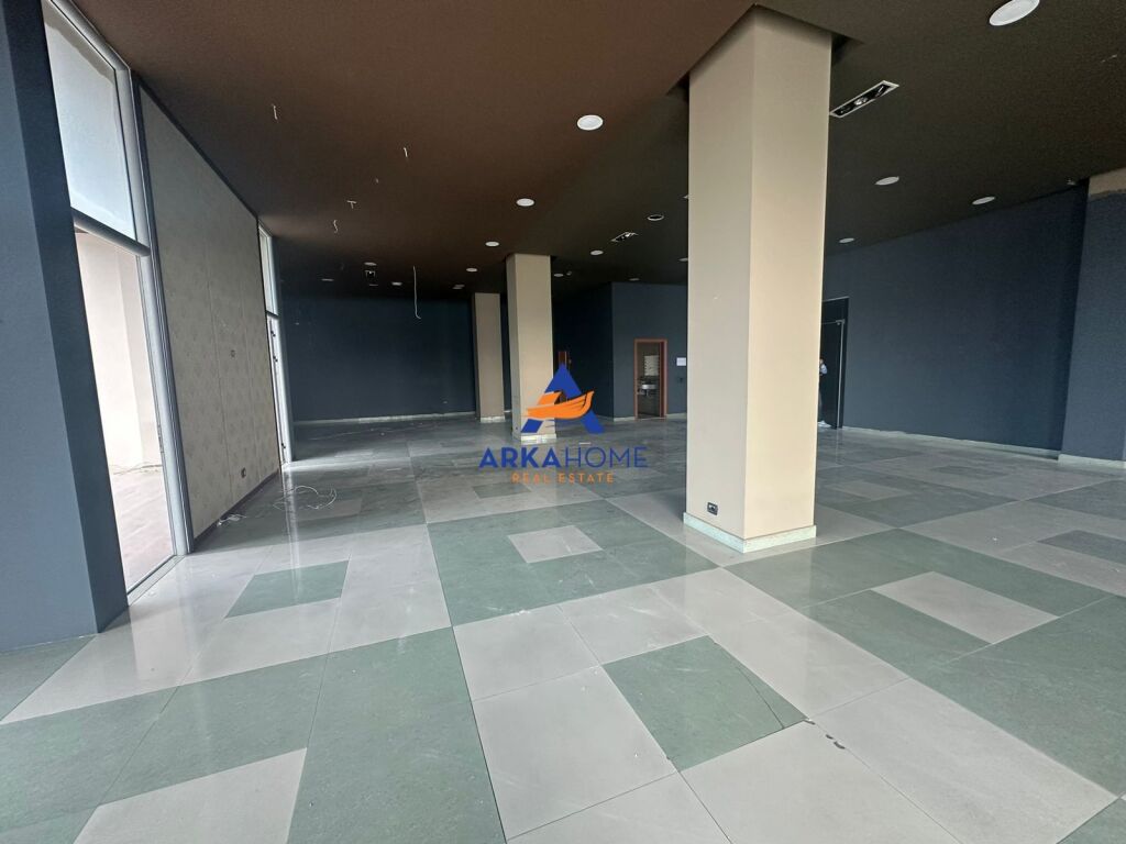 JEPET AMBIENT BIZNESI ME QERA 750M2 " PRANE QTU" 3000 EURO