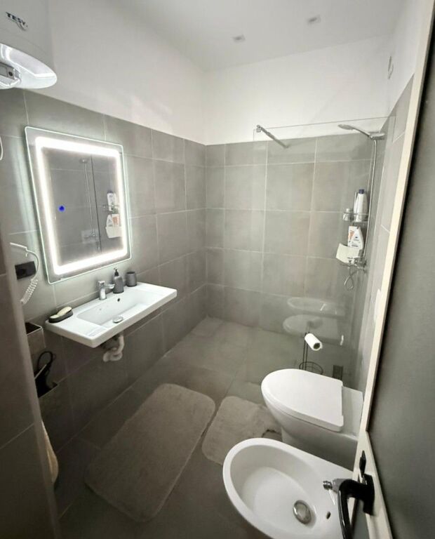 📌 Shtëpi Private me Qira tek Pazari i Ri