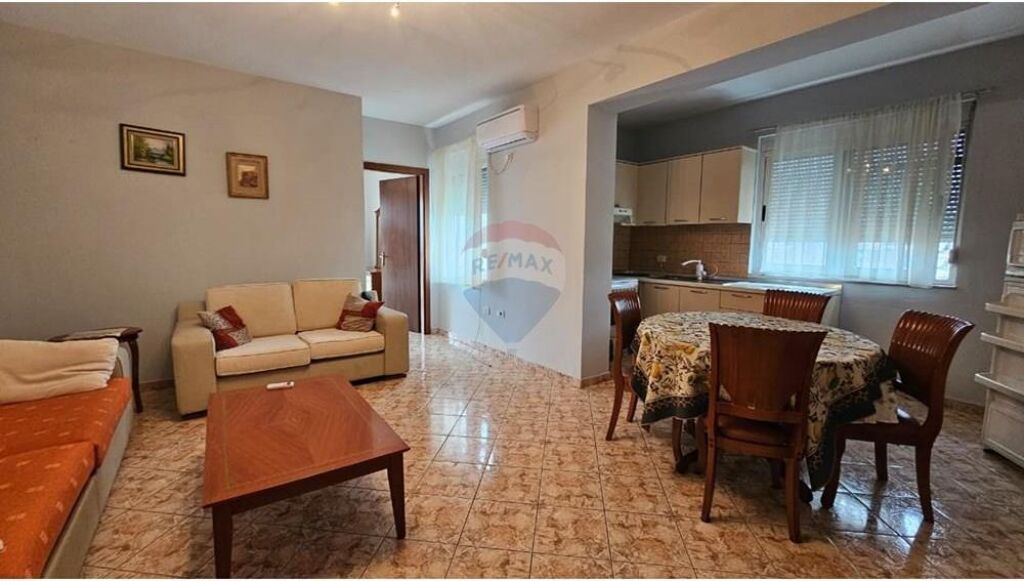 Jepet apartament 1+1 te rruga e Kavajes!