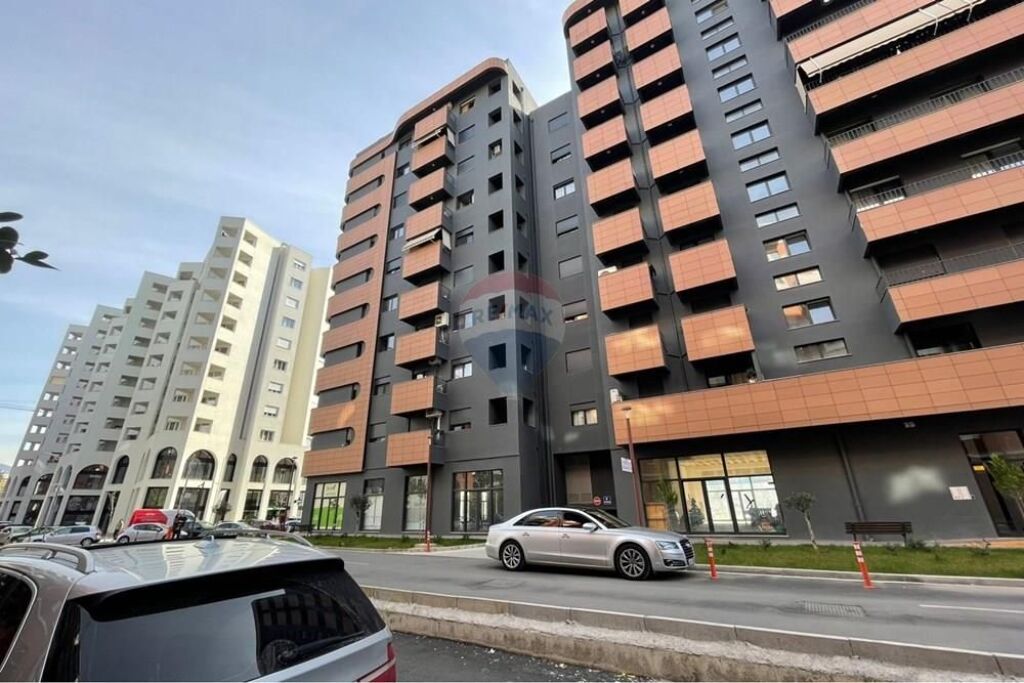 Ofrohet dyqan me qira !