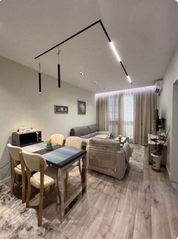 APARTAMENT ME QERA 1+1 BULEVARDI ZOGU I PARE 870 EURO