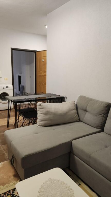 Apartament 1+1 për shitje – Shkëmbi i Kavajës, pranë Hotel Majestic