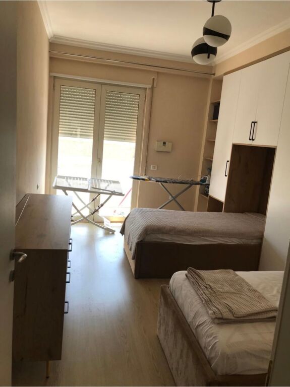 2+1,arredato al lago secco,fronte strada,700 mila lek