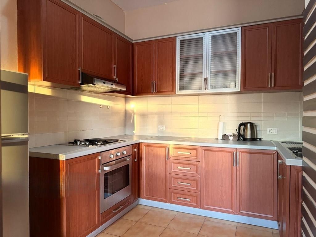 Affittiamo appartamento 1+1 + posto auto, in "Rruga e Barrikadave", Tirana! 750 € /Mese