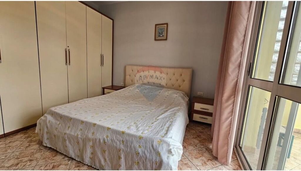 Jepet apartament 1+1 te rruga e Kavajes!