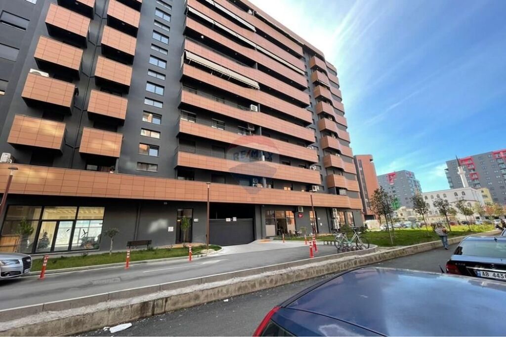 Ofrohet dyqan me qira !