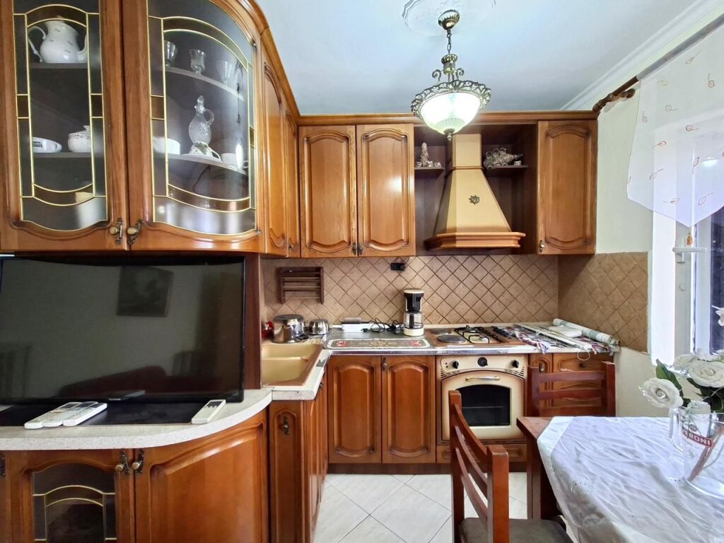  Jepet me Qera:Apt. 3+1+2wc &amp; 1 bllk 📍Petro Nini ) Hera e parë me qera || Super vendndodhje ✨️ 70,000 lekë / Muaji 💶