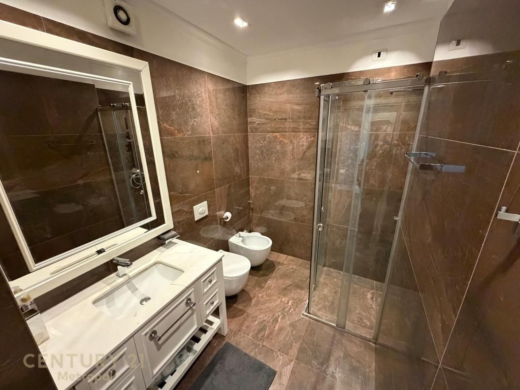 Ofrojme me qira Apartament Elitar 2+1+2 tek Ambasador 3