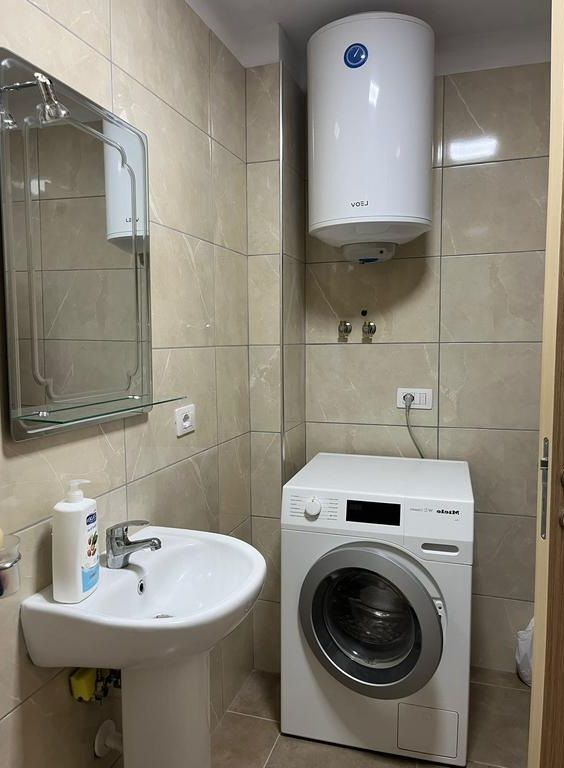 Apartament 3+1+2 me qera rruga 5 maj