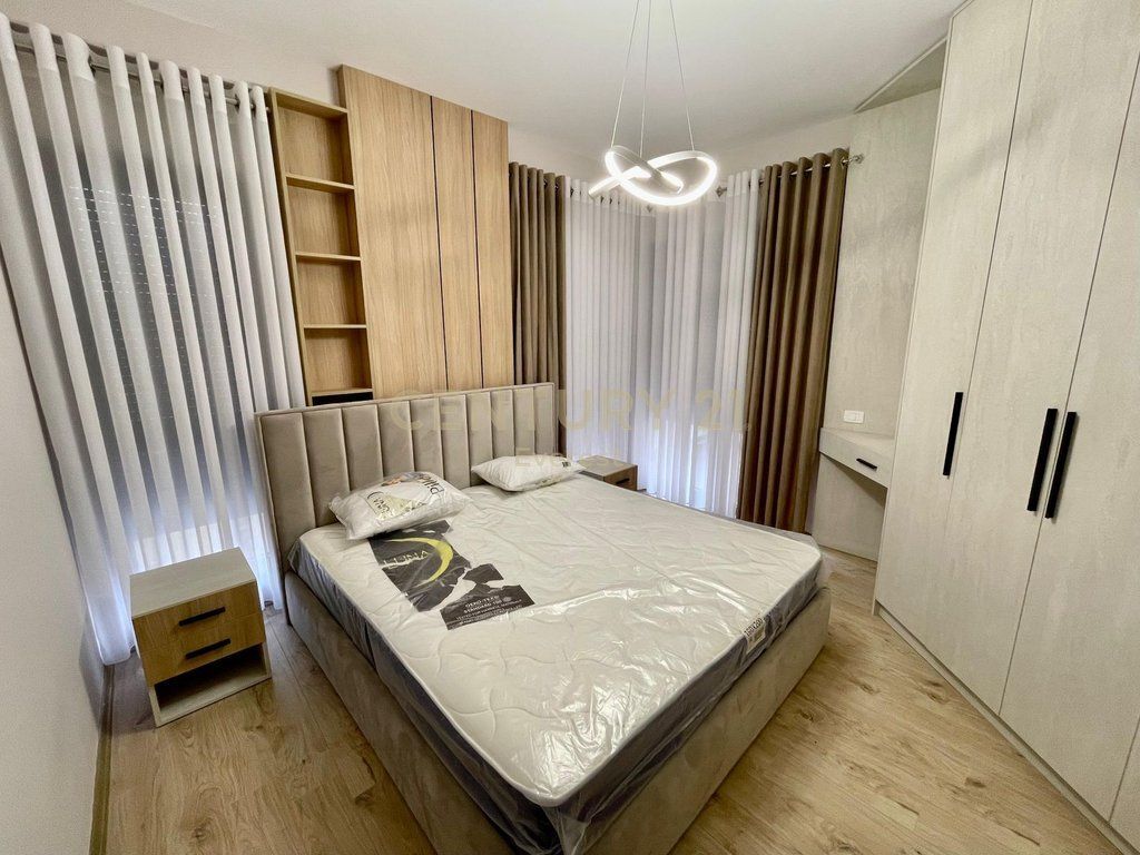 RRUGA E BARRIKADAVE – APARTAMENT 2+1+2 ME 2 POSTE PARKIMI PËR QIRA