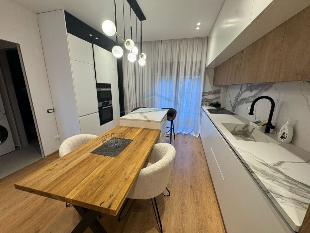 Qera, Vilë 3-Katëshe, TEG , Tiranë.