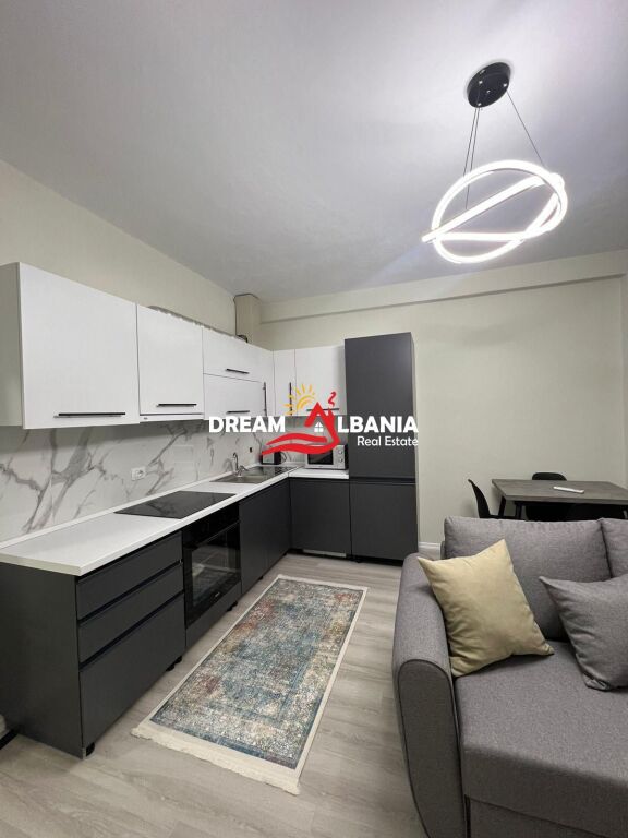 Jepet me qera apartament 2+1+post parkimi tek rruga e Durrsit prane Colosseo (ID 4219386)