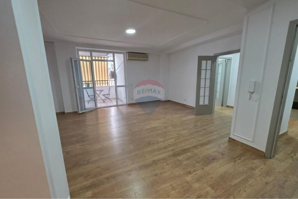 Jepet me qira Zyre ne Bllok ne adresen rruga Sami Frasheri .