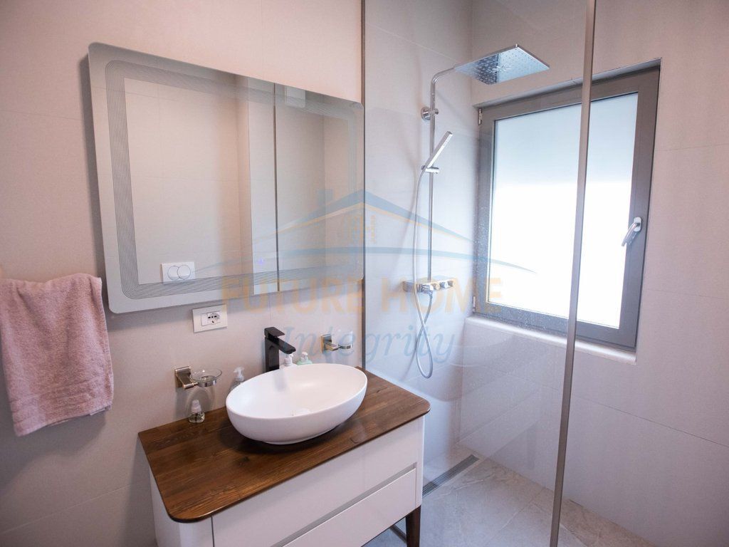 Shitet, Vilë 3 Katëshe, Rezidenca Porta e Gjelbër, Tiranë.