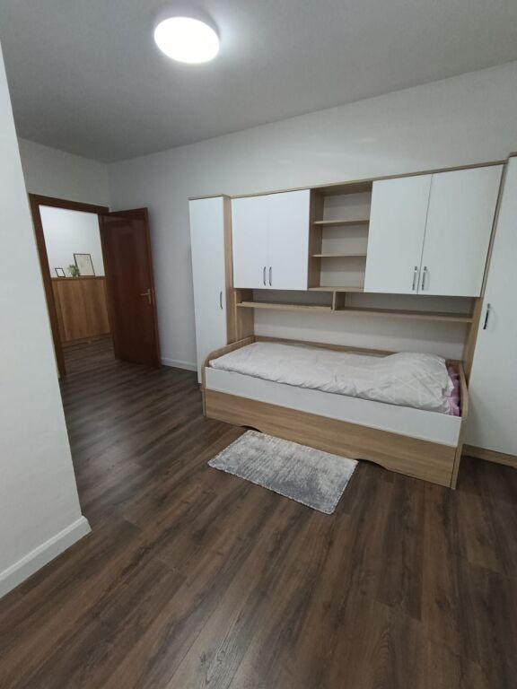 3+1+2 ME POST PARKIMI NE KOMUNE TE PARISIT ME QERA