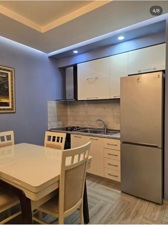 Jepet me qera 1+1 te restorant Durresi ashensor mobiluar parking 650 eu