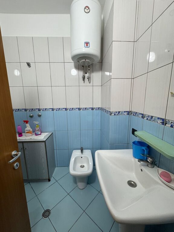 Jepet apartament me qera 2+1+2