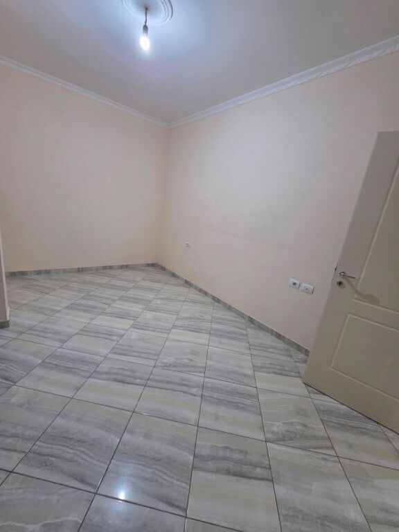 🏡 Jepet me qera apartament 1+1 në zonën e Spitallës  