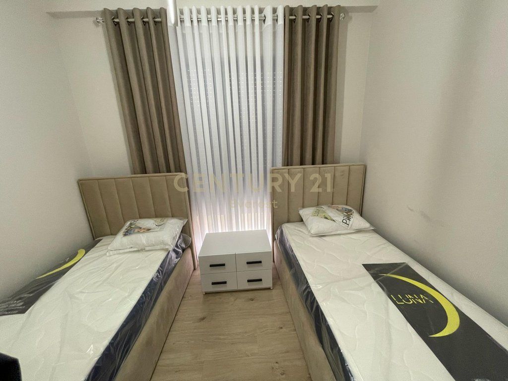 RRUGA E BARRIKADAVE – APARTAMENT 2+1+2 ME 2 POSTE PARKIMI PËR QIRA