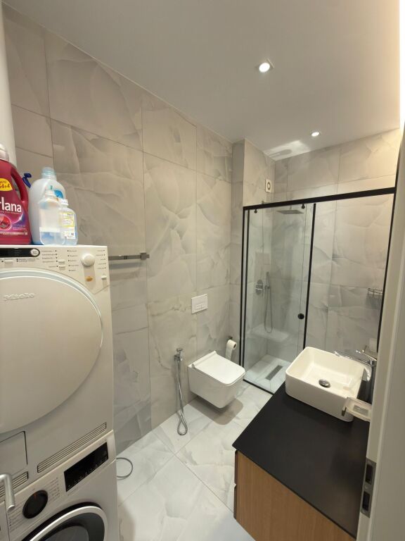 Jepet me qera apartament 1+1 tek Kadiu