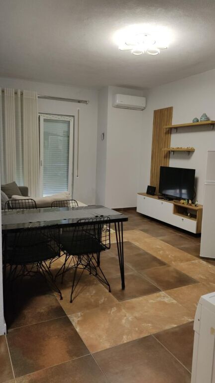 Apartament 1+1 për shitje – Shkëmbi i Kavajës, pranë Hotel Majestic