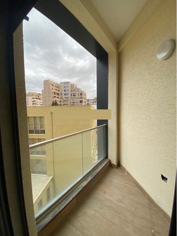 RRUGA E BARRIKADAVE, APARTAMENT 2+1+2+2 POSTE PARKIMI PER QIRA