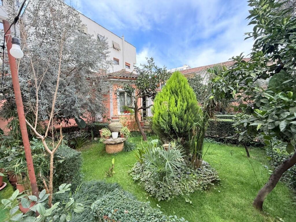 PRIVATE HOUSE FOR RENT AT THE NEW MARKET