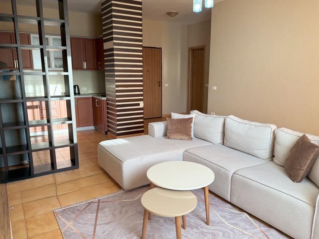 Affittiamo appartamento 1+1 + posto auto, in "Rruga e Barrikadave", Tirana! 750 € /Mese