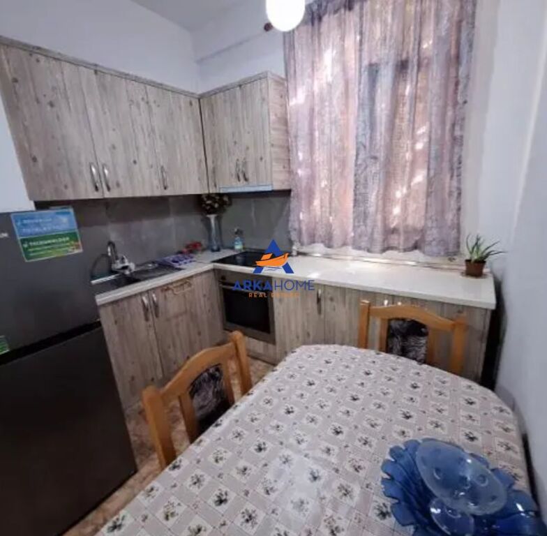 JEPET APARTAMENT ME QERA 1+1+TUALET "PRANE KESH, VASIL SHANTO" 35.000 LEKE