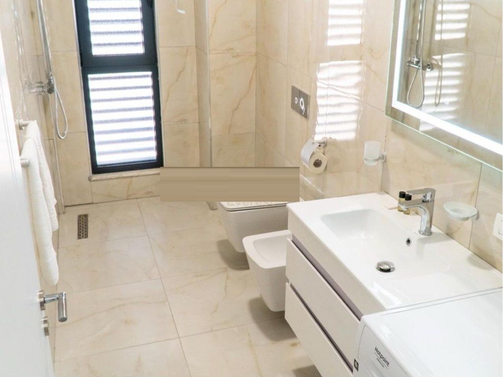 RRUGA E BARRIKADAVE, APARTAMENT 2+1+2+2 POSTE PARKIMI PER QIRA