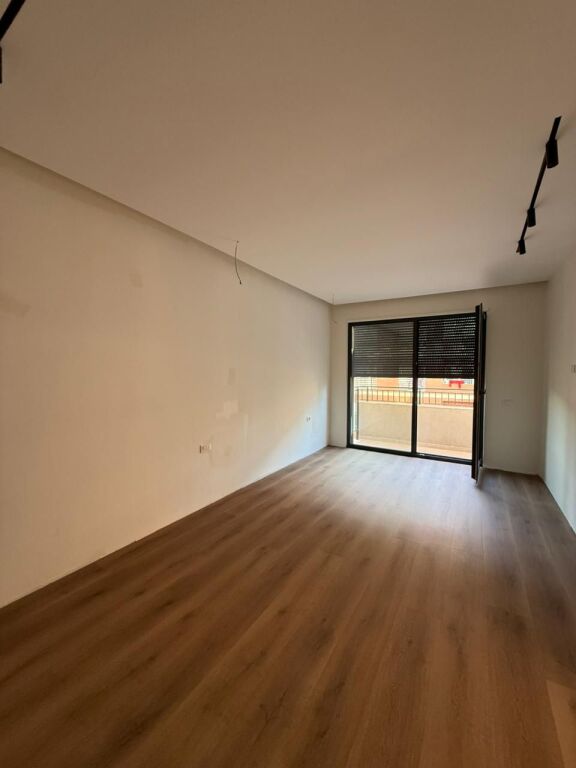 🏡 SHITET APARTAMENT 2+1+2 + POST PARKIMI – LIQENI I THATË (PRANË RADISSON)