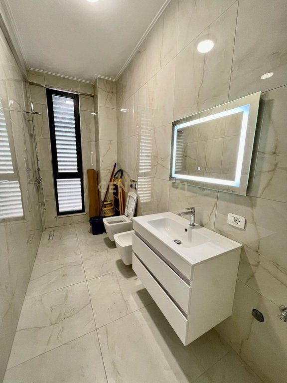 RRUGA E BARRIKADAVE, APARTAMENT 2+1+2+2 POSTE PARKIMI PER QIRA