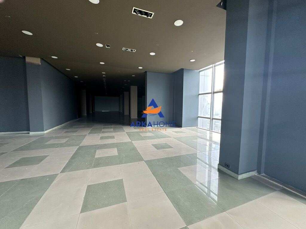 JEPET AMBIENT BIZNESI ME QERA 750M2 " PRANE QTU" 3000 EURO