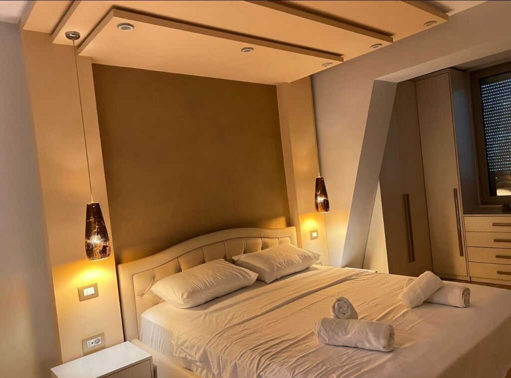 🏡 Jepet me Qira – Apartament 2+1  📍 Vendndodhja: Rruga Bardhok Biba💶 Çmimi: 1000 Euro/muaj