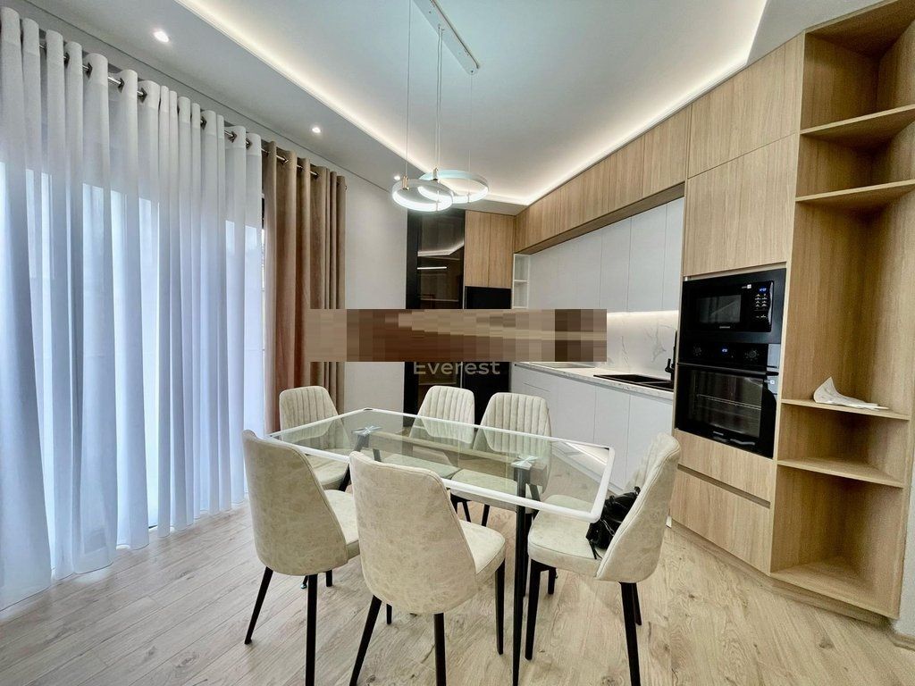 RRUGA E BARRIKADAVE, APARTAMENT 2+1+2+2 POSTE PARKIMI PER QIRA