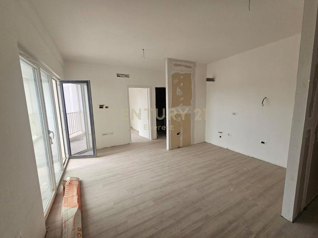 ZOGU I ZI, SHESIM APARTAMENT 1+1