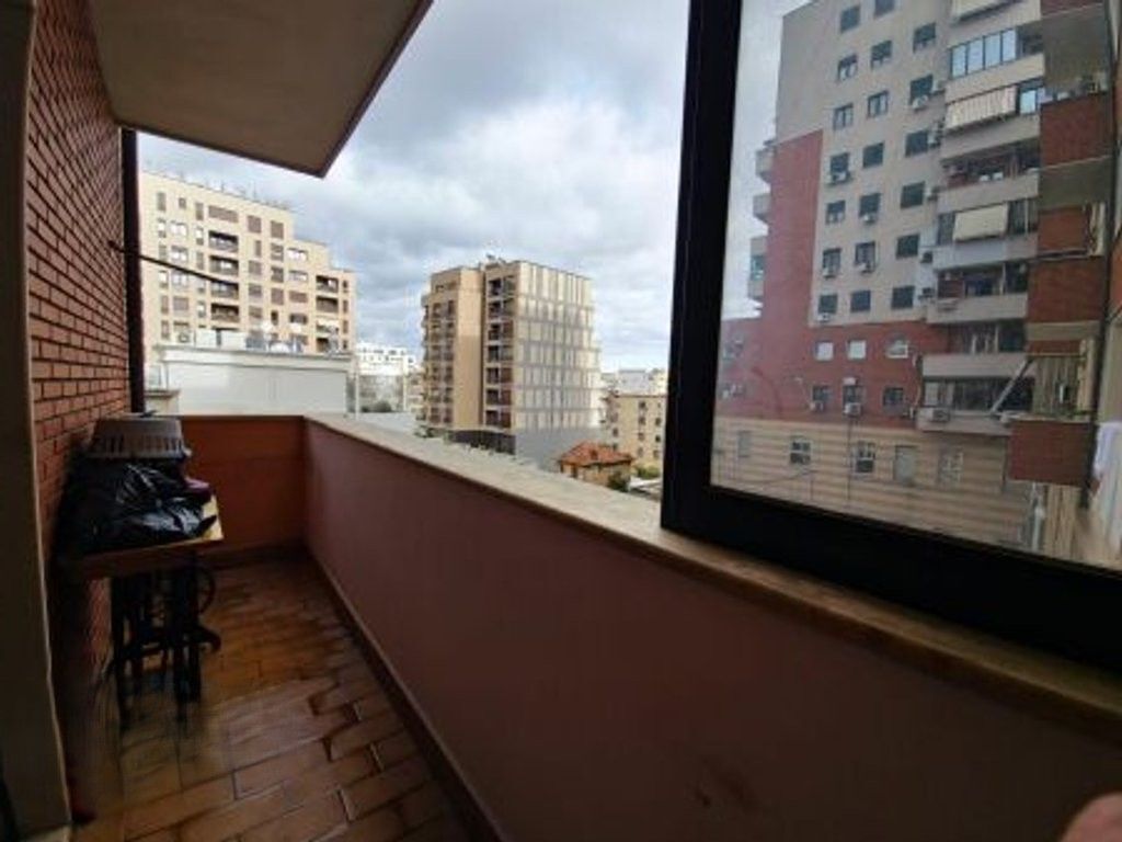 Zyre me Qira tek Galeria 17 Nentori 500 € /Muaj