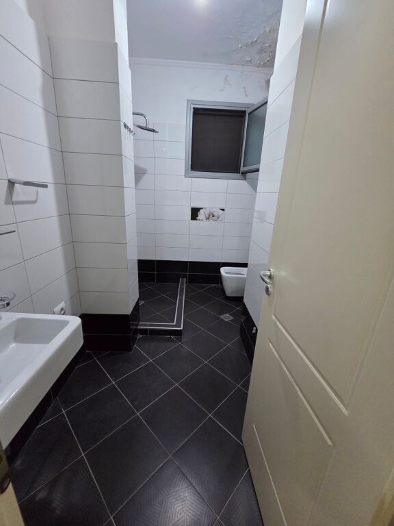 🏡 Jepet me qera apartament 1+1 në zonën e Spitallës  