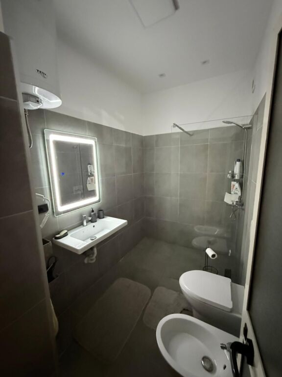 Shtepi Private me qera - Pazari i Ri