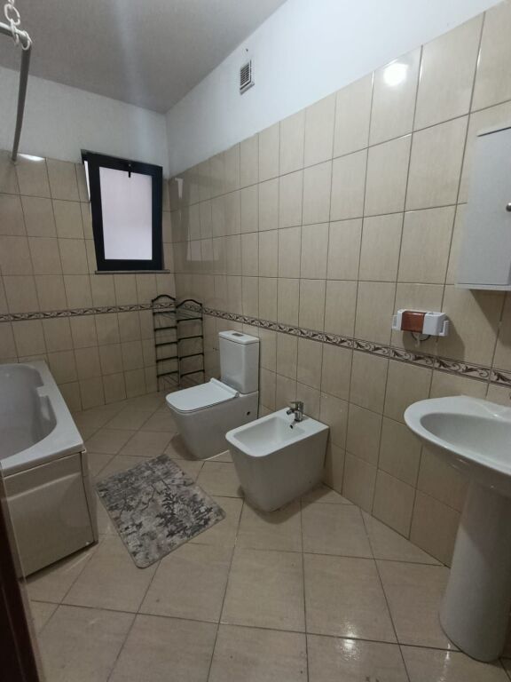 3+1+2 ME POST PARKIMI NE KOMUNE TE PARISIT ME QERA