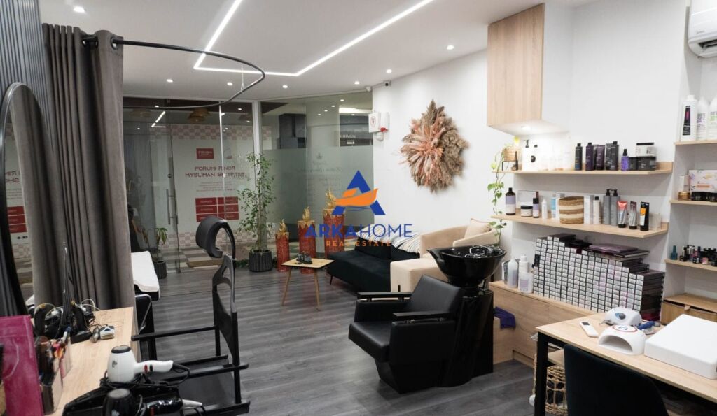 SHITET AMBIENT BIZNESI SALLON ESTETIK 38M2 "BULEVARDI ZOGU I PARE , PERBALL MARTENITETIT GERALDIN" 17.000 EURO