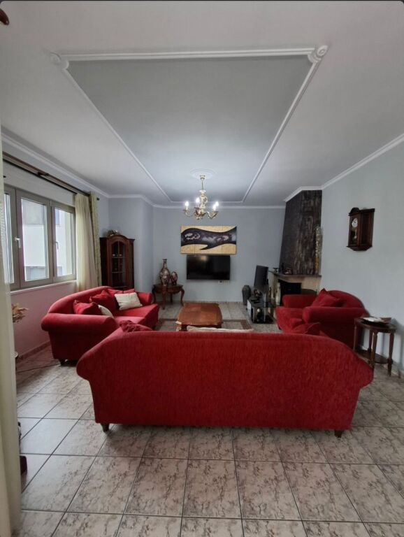 🏡 Jepet me qira 3+1 + sallon + aneks-kuzhinë  📍 Vendndodhja: Ish Tregu Elektrik💶 Çmimi: 800 Euro/muaj