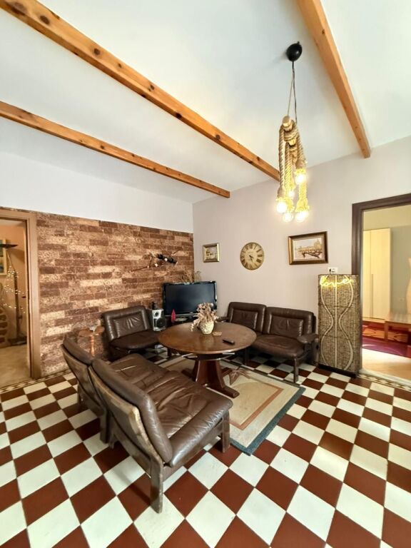 PRIVATE HOUSE FOR RENT AT THE NEW MARKET