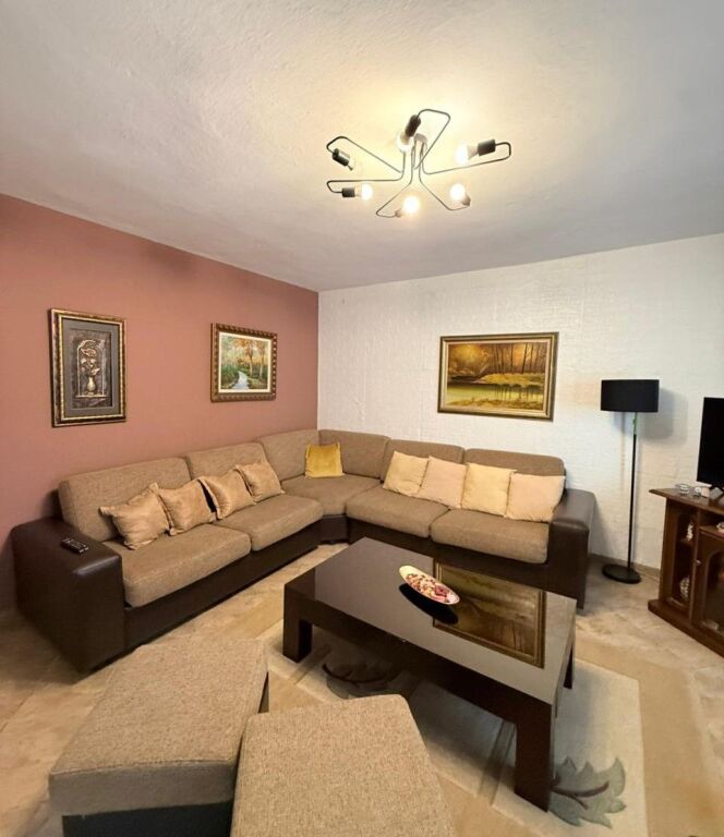 📌 Shtëpi Private me Qira tek Pazari i Ri