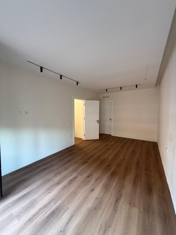 🏡 SHITET APARTAMENT 2+1+2 + POST PARKIMI – LIQENI I THATË (PRANË RADISSON)