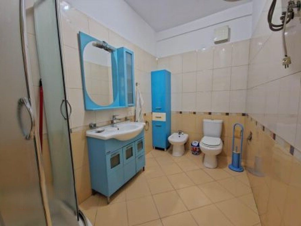 Zyre me Qira tek Galeria 17 Nentori 500 € /Muaj