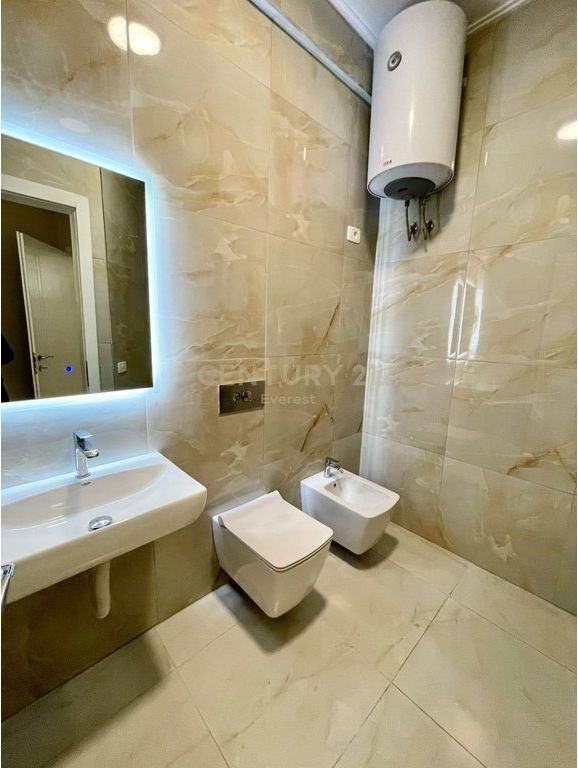 RRUGA E BARRIKADAVE – APARTAMENT 2+1+2 ME 2 POSTE PARKIMI PËR QIRA