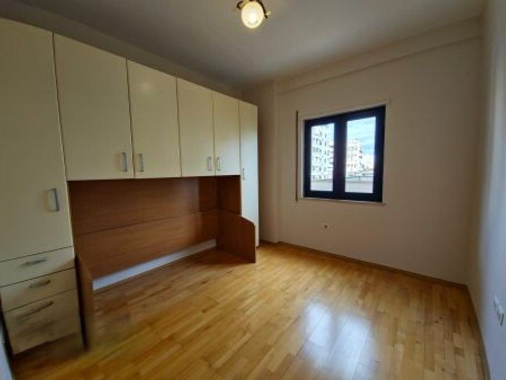 Zyre me Qira tek Galeria 17 Nentori 500 € /Muaj