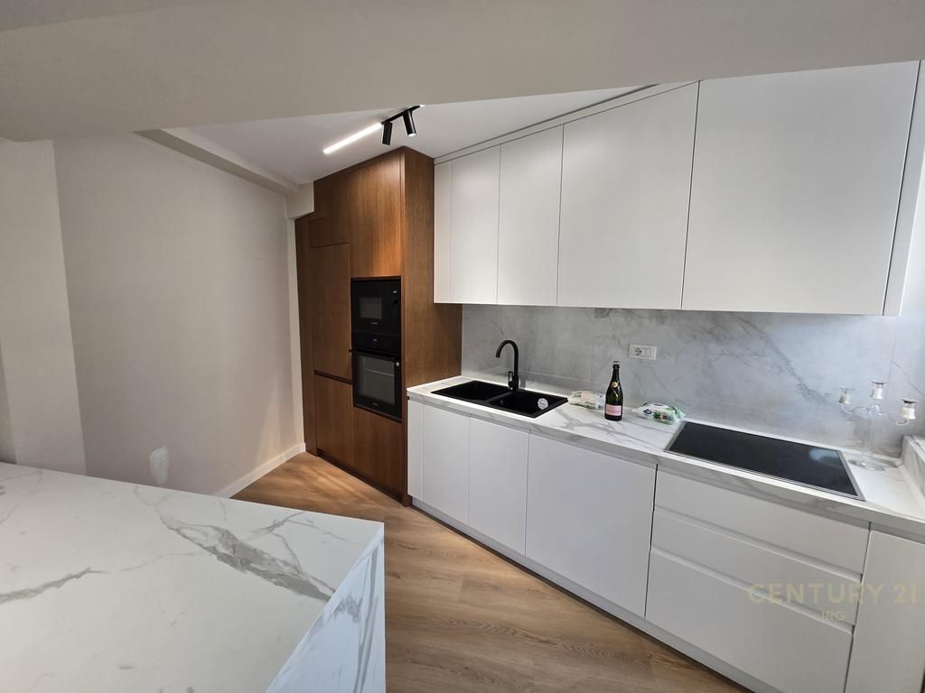 Jepet apartament Luksoz 2+1+2 për Qira tek 9 Katëshet!